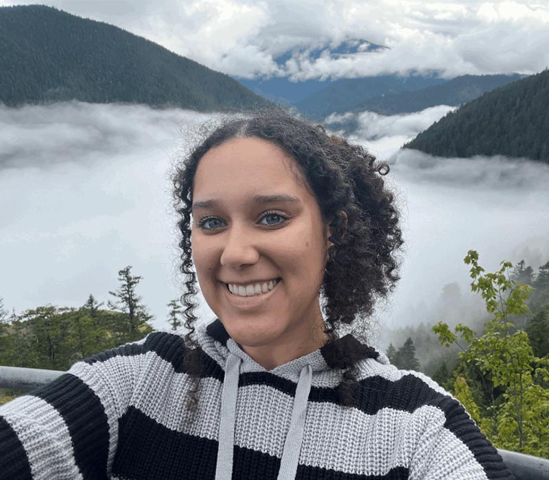 Zoe Robinson headshot